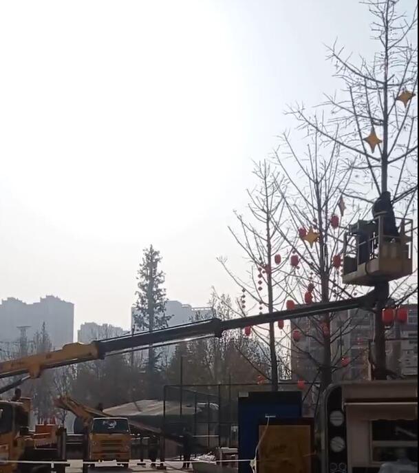 彩灯安装现场一.jpg 彩灯安装现场一.jpg