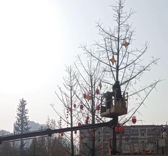 彩灯安装现场二.jpg 彩灯安装现场二.jpg